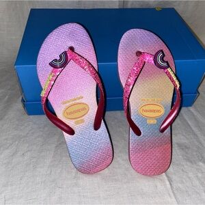 Havianas pastel rainbow shoes for girls size 2 with rainbow gibbet.